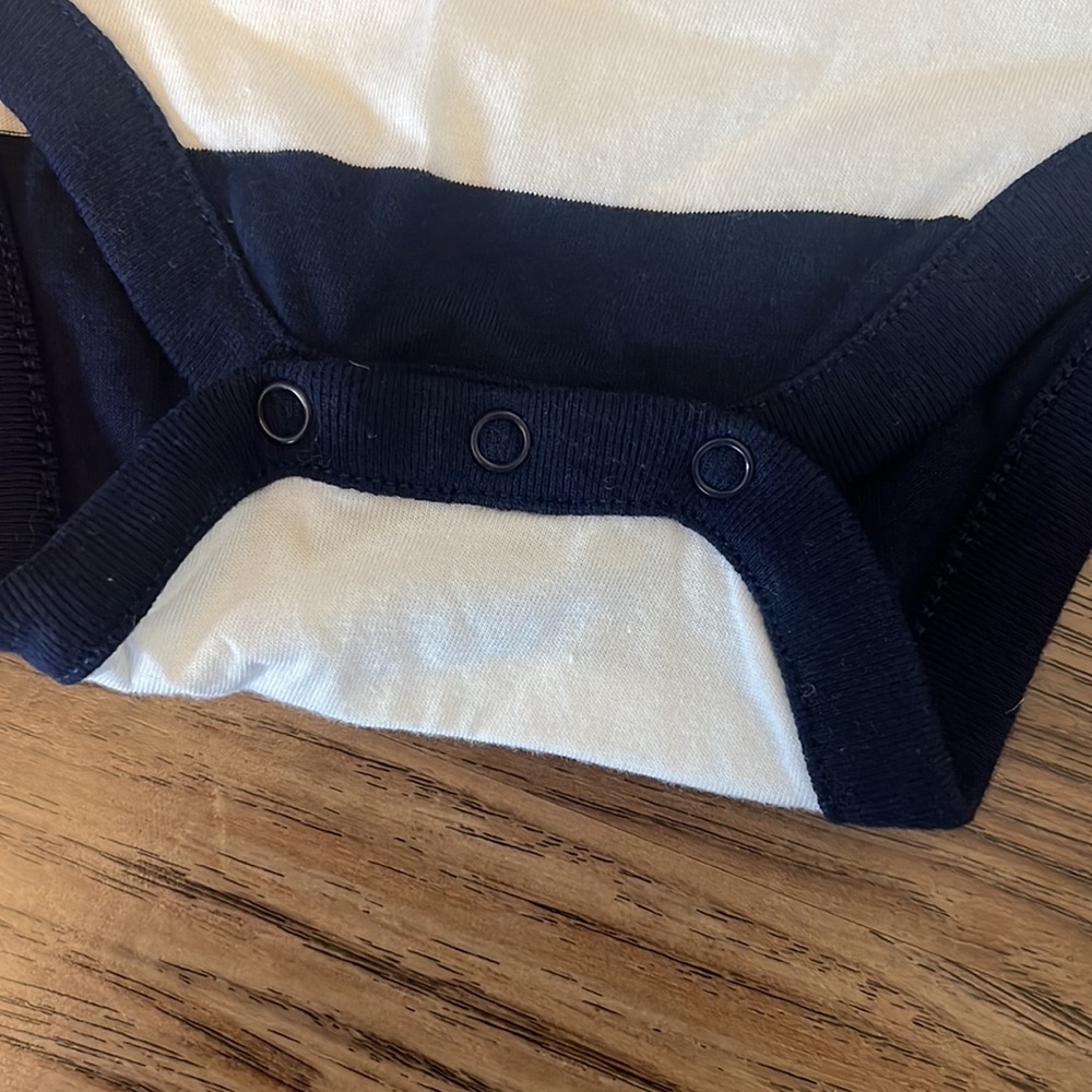 NEW! GAP Baby onesie 3-6 months - Picture 3 of 6